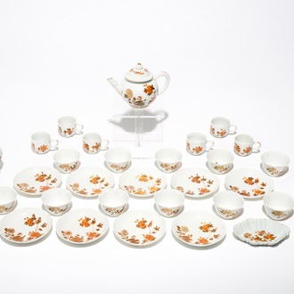 Un service à thé miniature de 32 pièces en porcelaine de Chine lait et sang, Qianlong