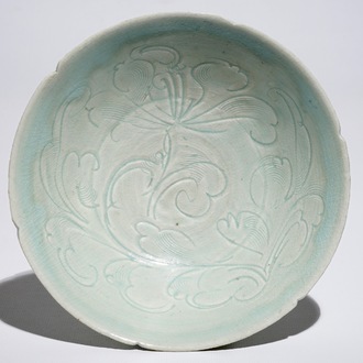Un bol en porcelaine de Chine qingbai à décor floral sous glaçure, Song
