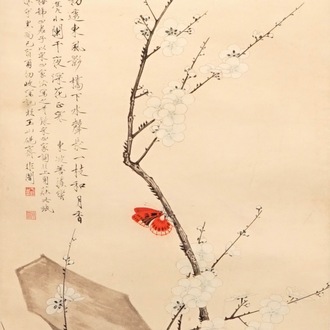 Een Chinese rolschildering op papier met vlinders en bloesems, gesign. Yu Fei'an (1888-1959)