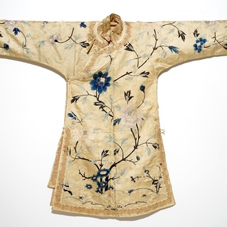 Une robe de femme en soie brodée, Chine, fin de la Dynastie Qing ou début de la République