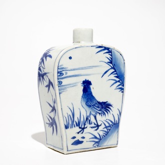 A Chinese blue and white tea caddy with roosters, Transitional period