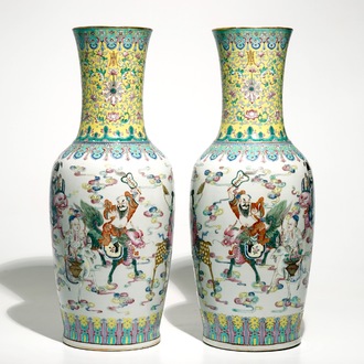 Une paire de grands vases en porcelaine de Chine famille rose, marque et époque de Guangxu