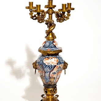 Un vase en porcelaine Imari de Japon monté comme candelabre en bronze doré et laiton, 19ème
