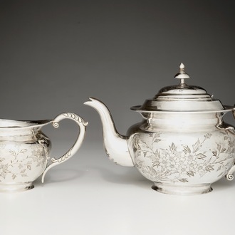 A Chinese silver teapot and milk jug, 19/20th C.