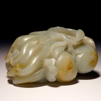 Een Chinees model van een Boeddha's hand in gevlekte jade, 19e eeuw