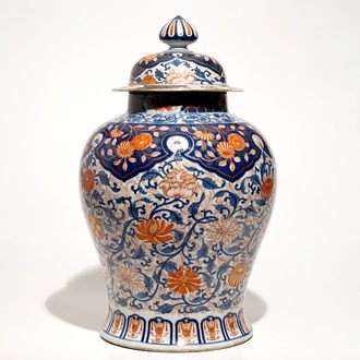 Un grand vase couvert de forme balustre en porcelaine de Chine de style Imari, 18/19ème