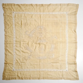 Een vierkante Chinese geborduurde zijden sjaal met een draak, late Qing