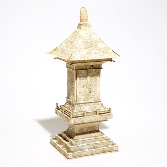 Een groot Japans pagodevormig schrijn in been, Meiji, eind 19e eeuw