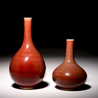 Deux vases en porcelaine de Chine rouge monochrome, marque de Xuande, 18/19ème
