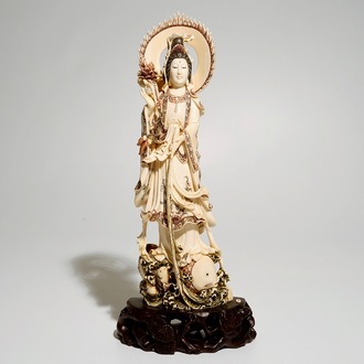 Un modèle d'une Guanyin sur une carpe en ivoire sculpté, Japon, Taisho, vers 1930, signé