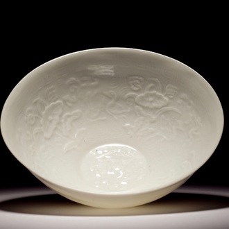 A Chinese monochrome white eggshell anhua bowl with applied design, Yongzheng mark, 19/20th C.