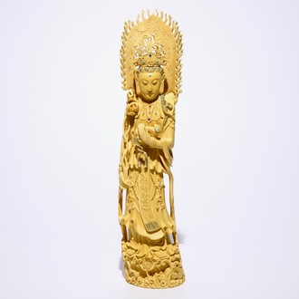 Un grand modèle d'une Guanyin en ivoire sculpté et incrusté, Chine, 19ème