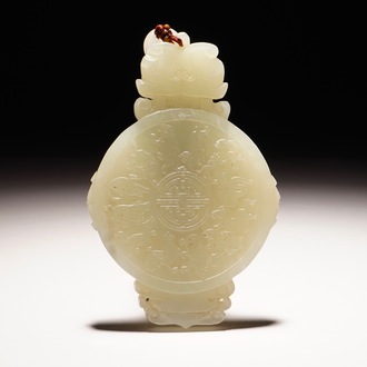 Een Chinese jade amulet met dierenriemdecor, 20e eeuw