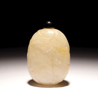 A Chinese jade fushou gua snuff bottle, 19th C.