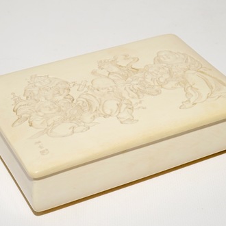 Une boîte rectangulaire en ivoire sculpté, signé, Meiji, 19ème