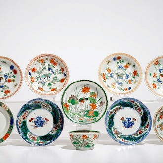 Une tasse et soucoupe en porcelaine de Chine famille verte et huit soucoupes, Kangxi