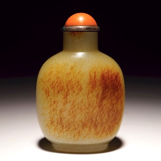 A Chinese brown jade snuff bottle, 19th C.