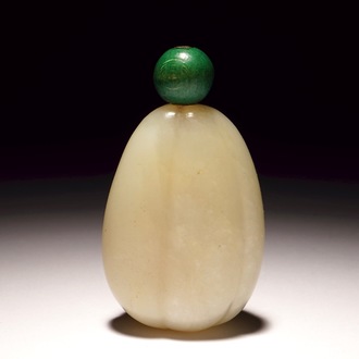 A Chinese lobed jade snuff bottle, 19th C.