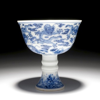 Une coupe sur piédouche en porcelaine de Chine bleu et blanc, marque et poss. époque de Yongzheng