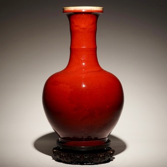 Un vase de forme bouteille en porcelaine de Chine monochrome langyao, 19/20ème