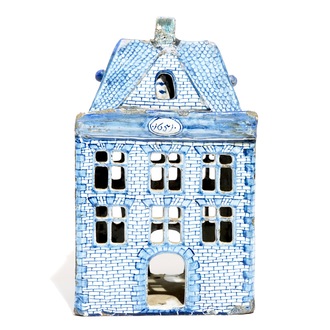 Un modèle d'une maison en faïence de Delft bleu et blanc, 18ème