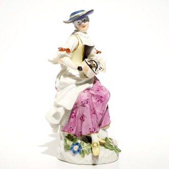 Une figure Commedia del'Arte en porcelaine de Meissen: Harlequin jouant de la vielle, Allemagne, 18ème