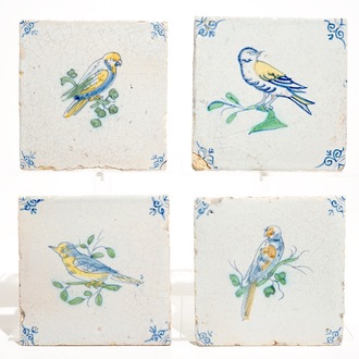 Quatre carreaux aux oiseaux en faïence polychrome de Delft, 17ème