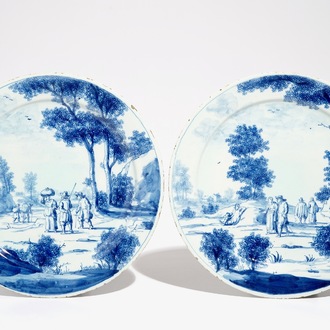Een paar fijne blauwwitte Delftse borden, 1e helft 18e eeuw
