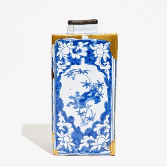 Une boîte à thé en faïence de Delft bleu et blanc à décor de chinoiserie, 2ème moitié du 17ème