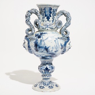 Een blauwwitte twee-orige vaas met een galante scène in Delftse stijl, Frankrijk, 19e eeuw
