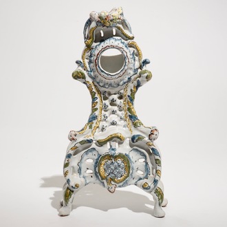 Un porte-montre Rococo en faïence polychrome de Bruxelles, 18ème