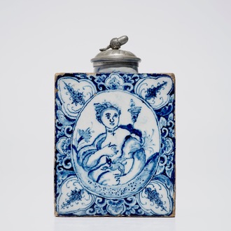 Une boîte à thé en faïence de Delft bleu et blanc à décor érotique, 18ème