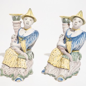 Une paire de bougeoirs en forme de chinois en faïence polychrome de Bruxelles, ca. 1800