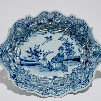 Un panier ajouré en faïence de Delft bleu et blanc à décor chinoiserie, 18ème