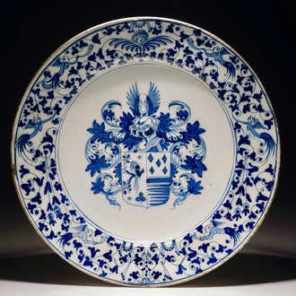 Een blauwwitte wapenschotel met grotesken, atelier Verstraeten, Haarlem, 1650-1660