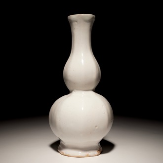 Un vase de forme gourde en faïence blanc de Delft, 18ème
