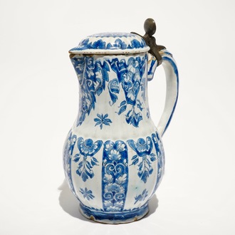 Une verseuse couverte en faïence de Delft bleu et blanc, 18ème