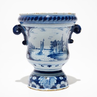 Un vase en forme d'urne en faïence de Delft bleu et blanc, 18ème