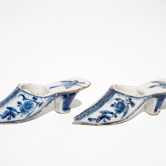 Une paire de souliers en faïence de Delft bleu et blanc à décor floral, 18ème