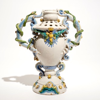 Een polychrome vaas in aardewerk uit Winterthur, Zwitserland, 17e eeuw