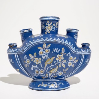 Een bloemenvaas in Franse faïence met "bleu persan" fondkleur, Never, 17/18e eeuw