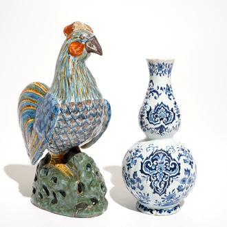 Un coq en faïence polychrome et un vase en bleu et blanc, Dèsvres, France, 19ème