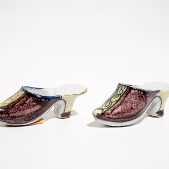 Une paire de souliers en faïence de Delft polychrome, 18ème