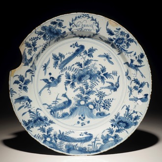 Un plat à décor chinoiserie en faïence de Delft bleu et blanc inscrit Nathaniell Thorne, 2ème moitié du 17ème