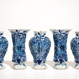Une petite garniture de cinq vases en faïence de Delft bleu et blanc, 18ème