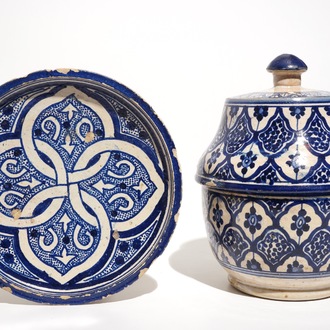 Un bol couvert et un plat en céramique islamique d'Afrique du Nord, Tunésie ou Maroc, 19ème