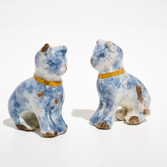 Une paire de petits modèles de chats en faïence de Delft polychrome, 18ème
