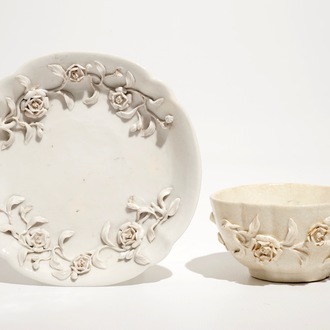 Une tasse et soucoupe à décor en relief en porcelaine de Doccia, Italie, 18ème