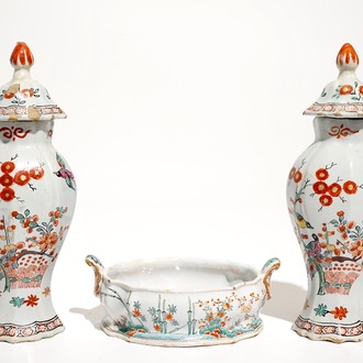 Une paire de vases et un beurrier en faïence de Delft polychrome de style Kakiemon, 18ème
