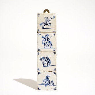 Quatre carreaux en faïence de Delft bleu et blanc de petit format figurant des chevaliers, 17ème